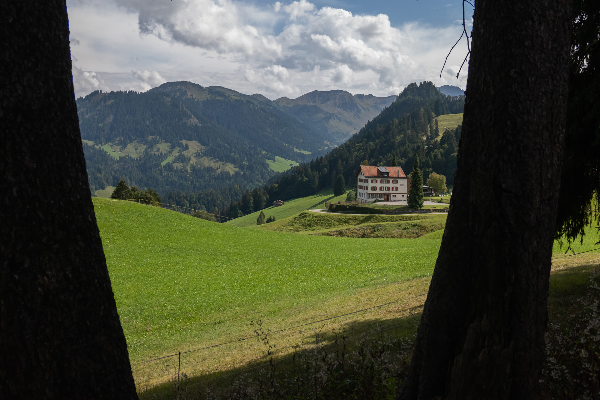 Bild vom Ausreisezentrum Flüeli inmitten der Bündner Berglandschaft.