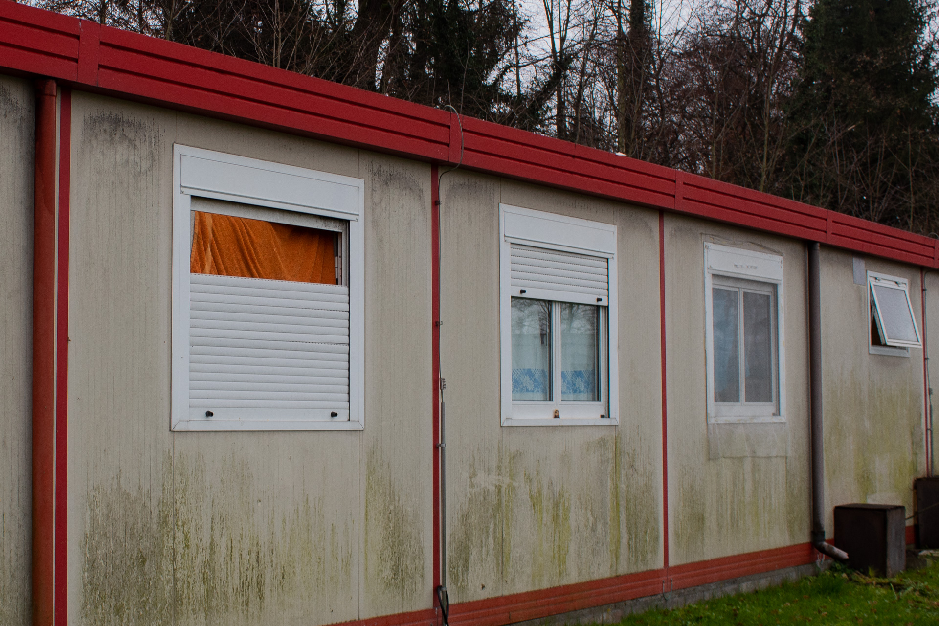 Bild von der Containersiedlung nahe dem Flughafen Zürich.