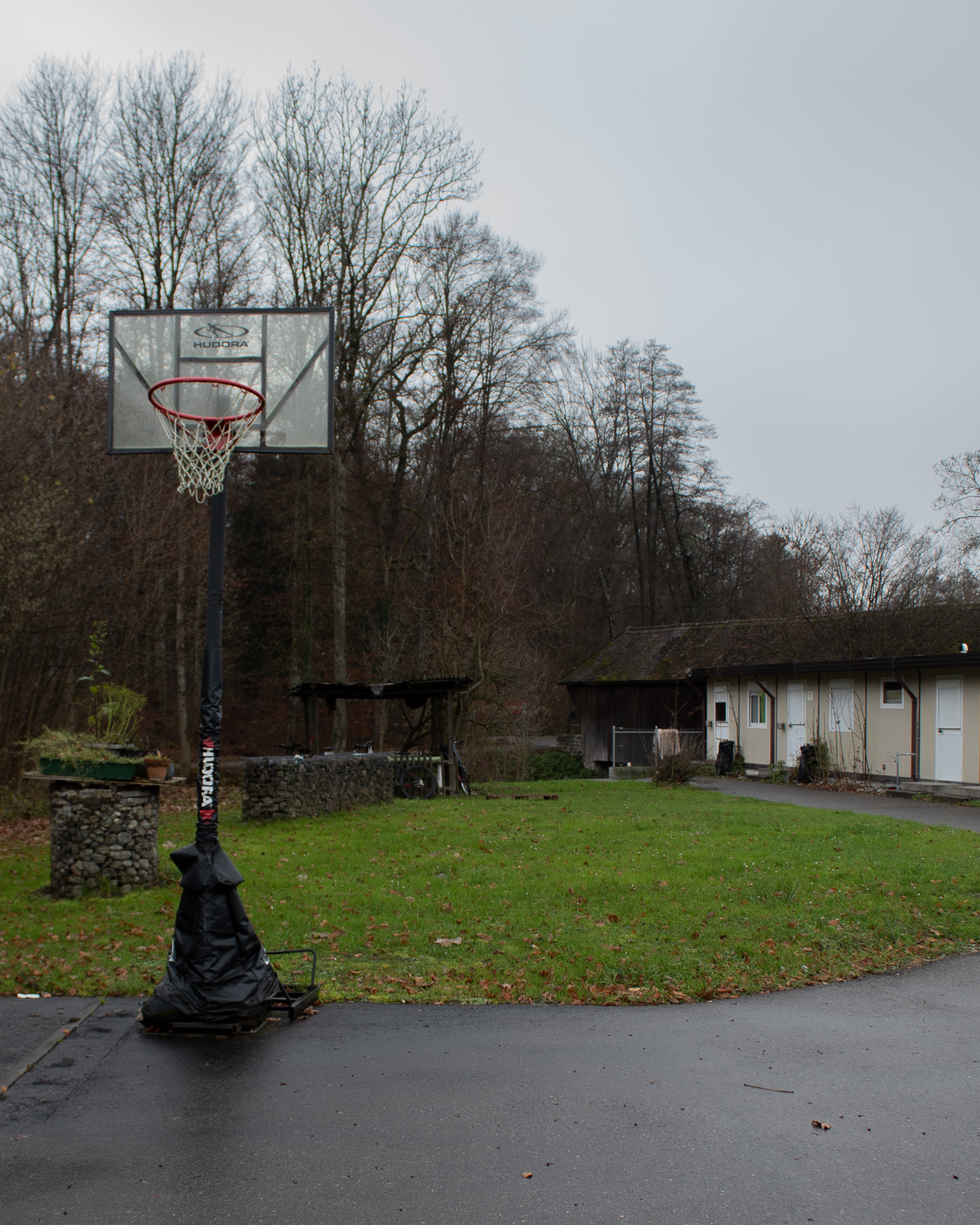 Bild von Basketballkorb in Containersiedlung.