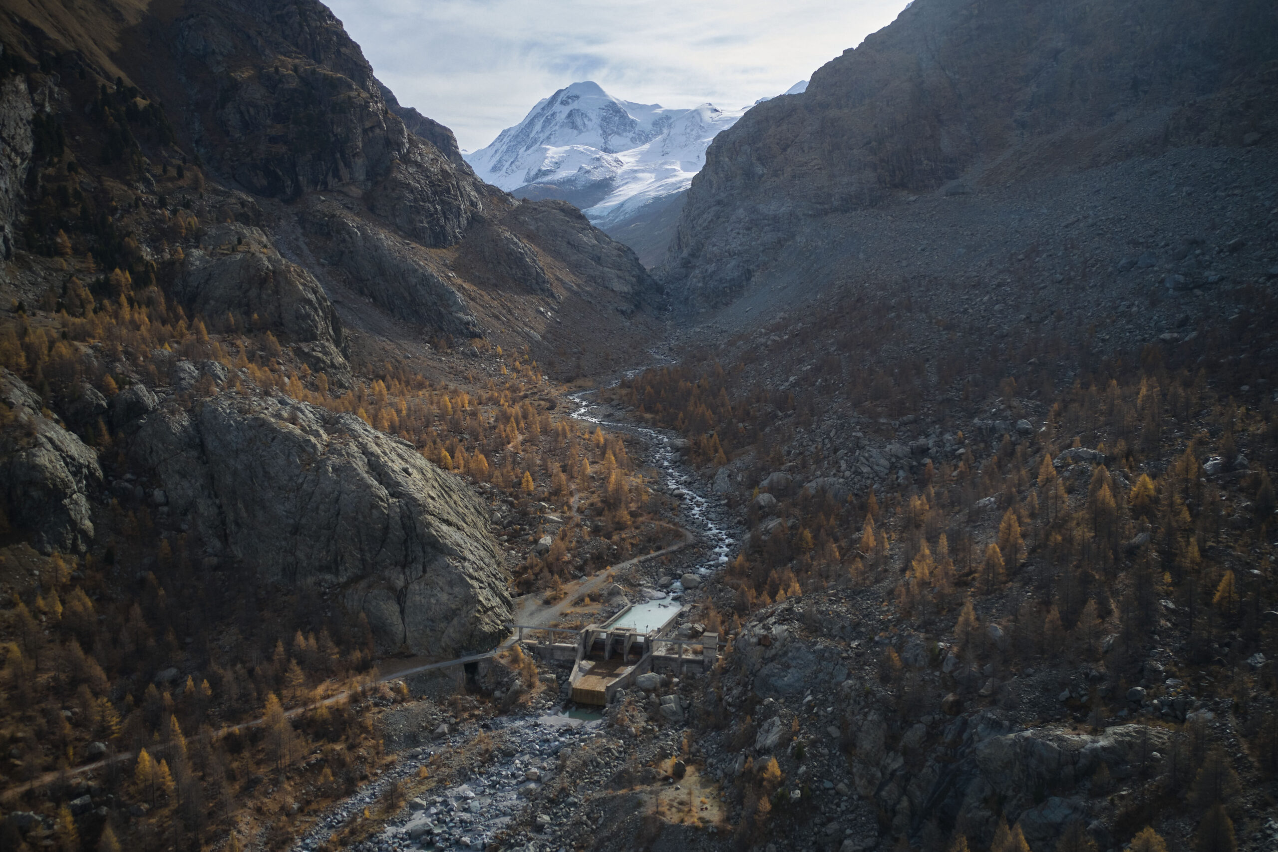 Tal mit Fluss und Gletscher im Hintergrund